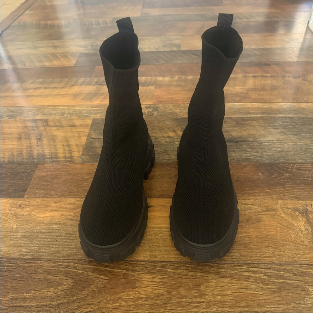 Ladies size 5 lug sole boot.